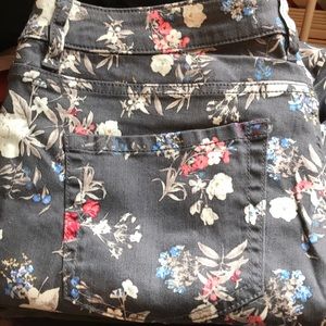🌺Beautiful Floral Skinny Jeans Like New❣️